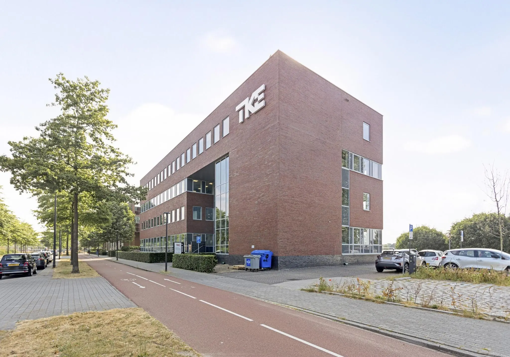 Kantoorgebouw aan de Fascinatio Boulevard met het logo van TKE op de gevel.